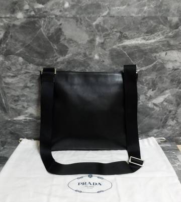 【美品】PRADA（プラダ）オールレザー斜め掛けショルダーバッグ/正規品/BLACK