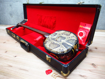 沖縄三線 三線 本皮？ 全長約77cm 現状品 ハードケース付き 和楽器 弦楽器 管理7S0808H-G3