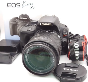 【K1086-3】 Canon EOS Kiss X7 デジタル一眼レフカメラ レンズ EF-S 18-55mm 1:3.5-5.6 バッテリー 等 付屬品付き 通電簡易動作確認済み