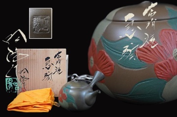 D5689-1 常滑名工 伊藤昭陽 緑泥窯変 椿彫刻 急須 煎茶道具 共布 共箱