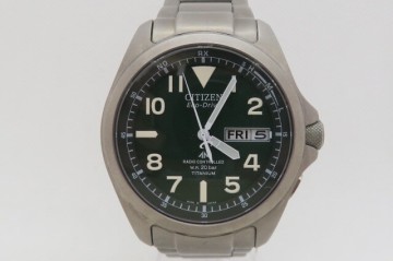 1円~【動作品】CITIZEN シチズン H100-S074398 エコドライブ プロマスター ソーラー電波 チタン グリーン文字盤 メンズ腕時計　9-1-1