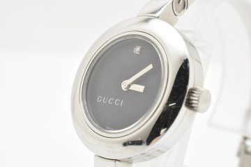 稼働品 グッチ 105 石付き シルバー 文字盤黒 クォーツ レディース 腕時計 GUCCI