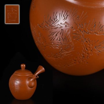 【加】669e ?；瑹?名工 『 號：小陶二 』村田益規 作 細密彫刻 松漢詩図朱泥急須 / 煎茶道具