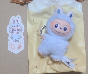 【D】正規品 ラブブ　THE MONSTER PIN FOR LOVEシリーズ ぬいぐるみペンダント イニシャル