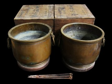 【江】時代 宣徳銅 遊環付蜥蜴耳火鉢 一対 直徑約25㎝×高さ22.5㎝ 重量約4.3㎏ 木箱 古美術品(暖爐囲爐裏手あぶり)AX1053 CTDBgmmz