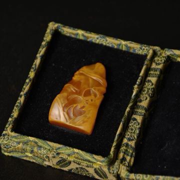 小舫 田黃 劉海戯金蟾 薄意 橘皮黃 時(shí)代物 彫刻 箱付 置物12.9g 検:壽山石 壽山石 蘿蔔紋 貴重 印材 篆刻 印鑑 時(shí)代物 書(shū)道 鶏血石 b358