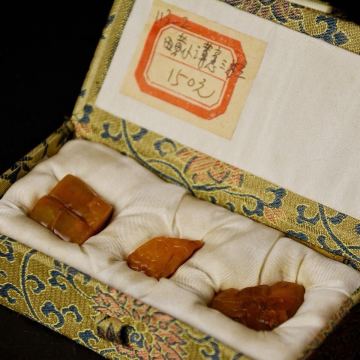 小舫 田黃 竹 三點(diǎn)セット 橘皮黃 検:時(shí)代物 彫刻 箱付 置物13.1g 壽山石 壽山石 蘿蔔紋 貴重 印材 篆刻 印材 印鑑 鶏血石