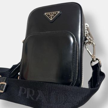 極美品 PRADA プラダ スマホ ショルダーバッグ ボディバック サコッシュ 三角ロゴ トライアングル ブラッシュドレザー iPhone Android 黒
