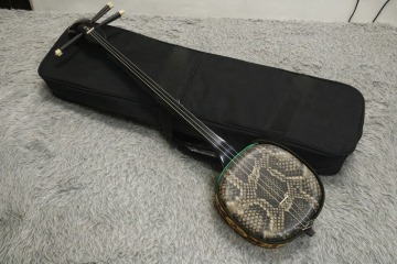 ●送料無料【北海道?沖縄?離島除く】● 中古美品 動(dòng)作良好品 沖縄楽器 三線 プリント皮 ほぼ未使用 専用ケース付き〔ER-2807〕