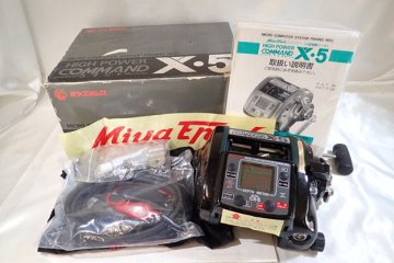 9085[M]通電確認(rèn)?保管品◆ミヤエポック◆電動(dòng)リール/HIGH POWER/COMMAND/コマンド/X?5/CX-5/釣り/箱 電源コード 巾著袋 説明書(shū)付