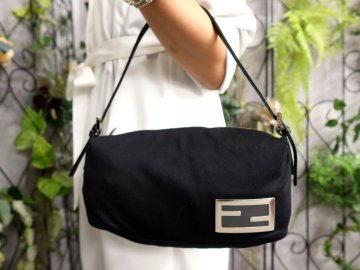 ●超美品●FENDI フェンディ●ナイロン カーフ レザー 本革●アクセサリー ポーチ ミニ ハンド バッグ●黒●シルバー金具●腕掛け●Js60113