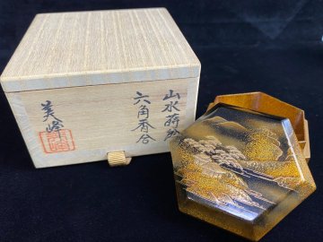 1円～【F】香合 六角香合 山水蒔絵 奥野美峰 梨地 茶道具 共箱付き 金彩 伝統工芸品 アンティーク コレクション 現状品★1146-3/flok/er120