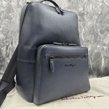 【未使用級】高級 サルヴァトーレ フェラガモ　Ferragamo リュック バッグパック ビジネス A4 大容量 レザー 本革 メンズ ダークネイビー