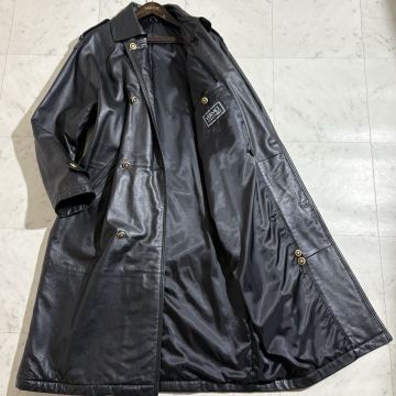 VERSACE『上顧客限定!!!シークレットモデル!!!』ヴェルサーチ◇定価100万相当◇極美品◎50サイズ XL レザー中綿トレンチコート 金ボタン 黒