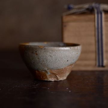 【希少】持ち重りのする古唐津山盃 桃山~江戸初期 盃 酒器 ぐい呑 茶道具 向付 古民藝 骨董 箱付き 李朝 初期伊万里 秦秀雄肥前初源伊万里