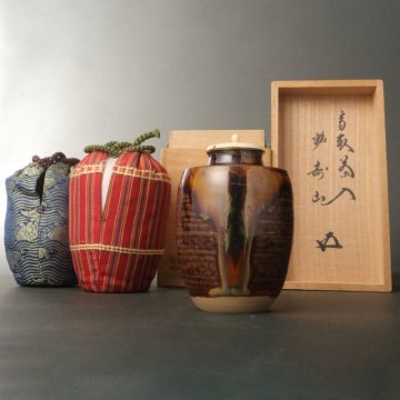 委託HK◇亀井楽山 高取肩衝茶入(眼鏡箱) 鵬雲斎書付 共箱 「寿山」※仕覆添え（茶道具 陶磁器 陶芸 福岡 茶器 抹茶 濃茶 裏千家 家元）