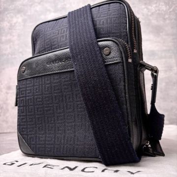 《近年モデル/極美品》 GIVENCHY ジバンシー メンズ ショルダーバッグ 斜め掛け クロスボディ 4Gロゴ レザー&times;キャンバス ブラック