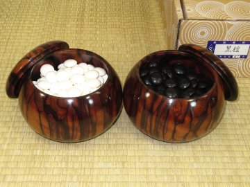 ▲本蛤碁石３７号と縞黒檀超特大碁笥のセット▲（囲碁）