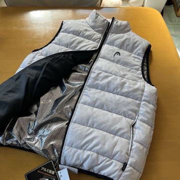防寒対策 Ｍサイズ 新品 へッド HEAD アルミ蒸着あったか中綿入りジップアップベスト　ライトグレー