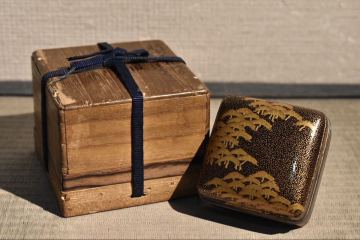 【GE】R431【コレクター所蔵品】《名品》時代 蒔絵錫縁香合/日本美術 香道具 盒子 蓋物 漆器 漆芸 骨董品 時代品 美術品 古美術品 