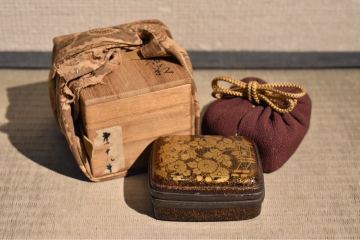 【GE】R432【コレクター所蔵品】《大名品》時代 蒔絵錫縁香合/日本美術 香道具 盒子 蓋物 漆器 漆芸 骨董品 時代品 美術品 古美術品