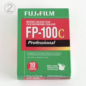 ② FUJIFILM FP-100c 8.5x10.8cm 使用期限 2014-10 10枚撮り １箱