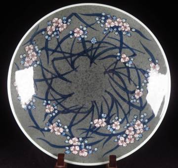 【SAKURAYA】希少な本人作品【色鍋島 薄墨露草文額皿/人間国宝 十三代 今泉今右衛門】有田焼 飾皿 飾鉢 細密絵付 作家 共箱 直径32cm