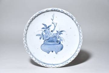 「栗八」初期伊万里花籠図中皿（江戸時代）