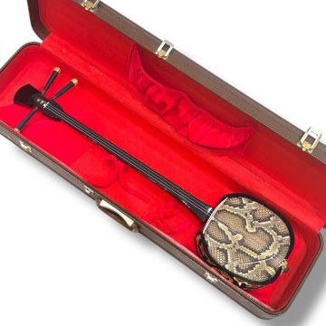 【え沖】琉球三線 蛇皮 本皮 人工皮 全長約79cm 沖縄 三線 楽器 和楽器 弦楽器 伝統楽器 民謡 沖縄民謡 破れあり 現状品 MH110MGG67