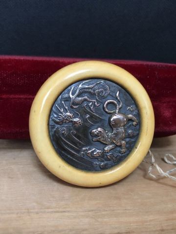 【提物】鏡蓋根付・迫力の『龍虎』図・金工細工