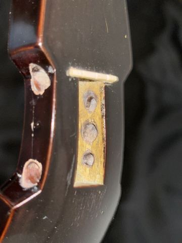 沖縄三線の棹　黒檀と思われる古い棹　真壁型　六十二年五月？　塗が古い　傷などダメージありだが演奏可能な状態