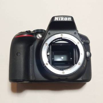 Nikon ニコン D5300 ボディ 一眼レフ 2420万画素 Wi-Fi搭載 可動式モニター