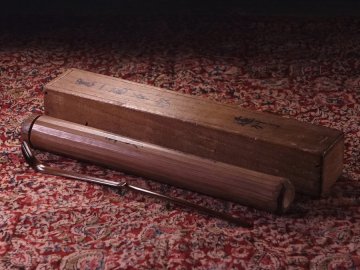 &nabla;花&nabla;伝【小堀遠州(小堀宗甫)】自作 黒一筋茶杓 煤竹茶杓 書付筒・箱入 兜巾露・切止四刀