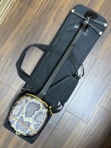 沖縄三線 人工皮 サイズ約 縦 78cm 横 19cm 奥行き 8cm 重量 1.27kg ソフトケース ツメ他 付属 伝統楽器 さんしん 琉球 弦楽器 和楽器 本体