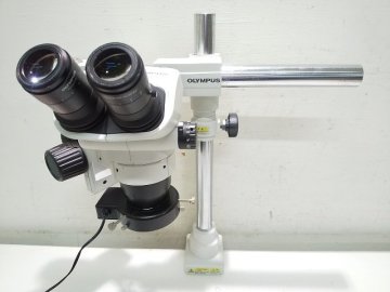 (1円スタート) OLYMPUS オリンパス ズーム式 双眼実体顕微鏡 SZ61 架台 スタンドタイプ LEDライト付き 歯科技工 動作良好 B0838