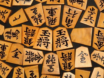 ▲奥野一香作双玉奥野錦旗薩摩黄楊根杢盛上将棋駒▲桐平箱