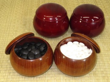 ▲本蛤碁石３０号「おそらく桑」碁笥付と唐木碁笥のセット▲（囲碁）