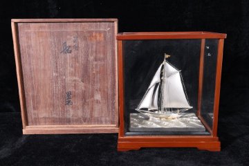 【珍品堂】1円から Z56-AG-D 銀製 船 金彩 刻印 銀細工 silver 950 帆 重1953g ガラスケース 木箱 銀舟 銀船 工芸品 置物 時代物 骨董品