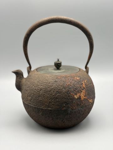 祥雪堂造 鉄瓶 京鉄瓶 銅蓋 丸型 岩肌 湯沸 茶道具 古美術 骨董 1338g