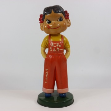 **不二家 ペコちゃん カウンター用 ソフビ ブリキ台 ハカマ 大**