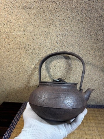 小振り　砲口　環摘　霊芝摘　鉄蓋　明治時代　釜師　鉄瓶　 