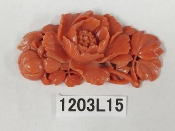 1203L15　本珊瑚　サンゴ 　ブローチ用　彫刻品　約13.4ｇ
