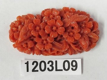 1203L09　本珊瑚　サンゴ 　彫刻品　ブローチ用　約10.4ｇ