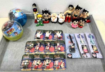 (M8657) 1円～　鉄腕アトム　ブラックジャック　お茶の水博士　ウラン　手塚治虫　ふしぎなメルモ　キーホルダー　フィギュア　雑貨　