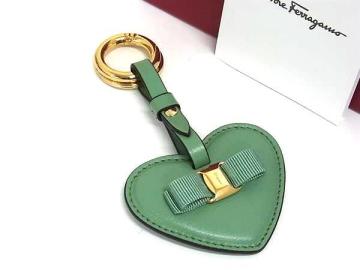 1円 ■新品同様■ Salvatore Ferragamo フェラガモ ヴァラリボン レザー ハート キーホルダー キーリング グリーン系 FP9697