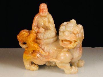 【安】清時代 寿山田黄石彫 坐獣羅漢置物 共箱 極細工 古置物 古擺件 中国古美術 時代物 280