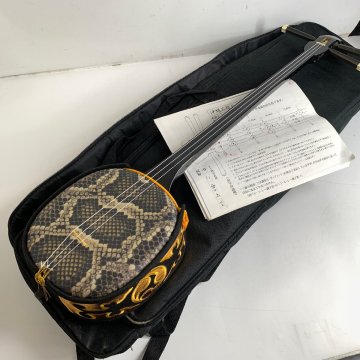 f001 YO 沖縄三線 人工皮 全長約79cm 和楽器 弦楽器 蛇 ソフトケース付き