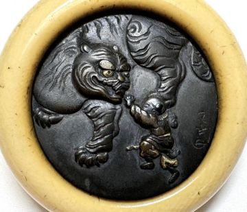 旧家蔵出 時代 細密彫刻 虎と唐子 根付 31.2g 銘有 提げ物 印籠 煙草入 胴乱 緒締 喫煙具 Netsuke 饅頭根付 唐物 古玩 中国美術