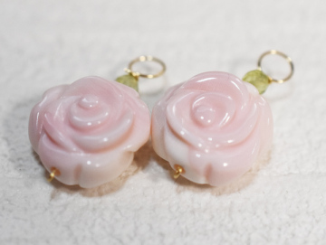 Ж 100～K18YG 18金 天然クィーンコンクシェル薔薇ピアスチャーム