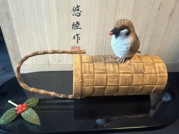 ★ 超絶技巧！ 一木彫の巨匠 大仏師【向吉悠睦】秀逸作 木彫彩色 傑作！ 木彫置物 雀 「長岡京」 共箱 飾台 外紙箱★